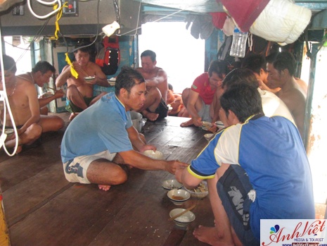 Phóng viên Thế Anh (VOH): Biển của mình, mình vẫn bám